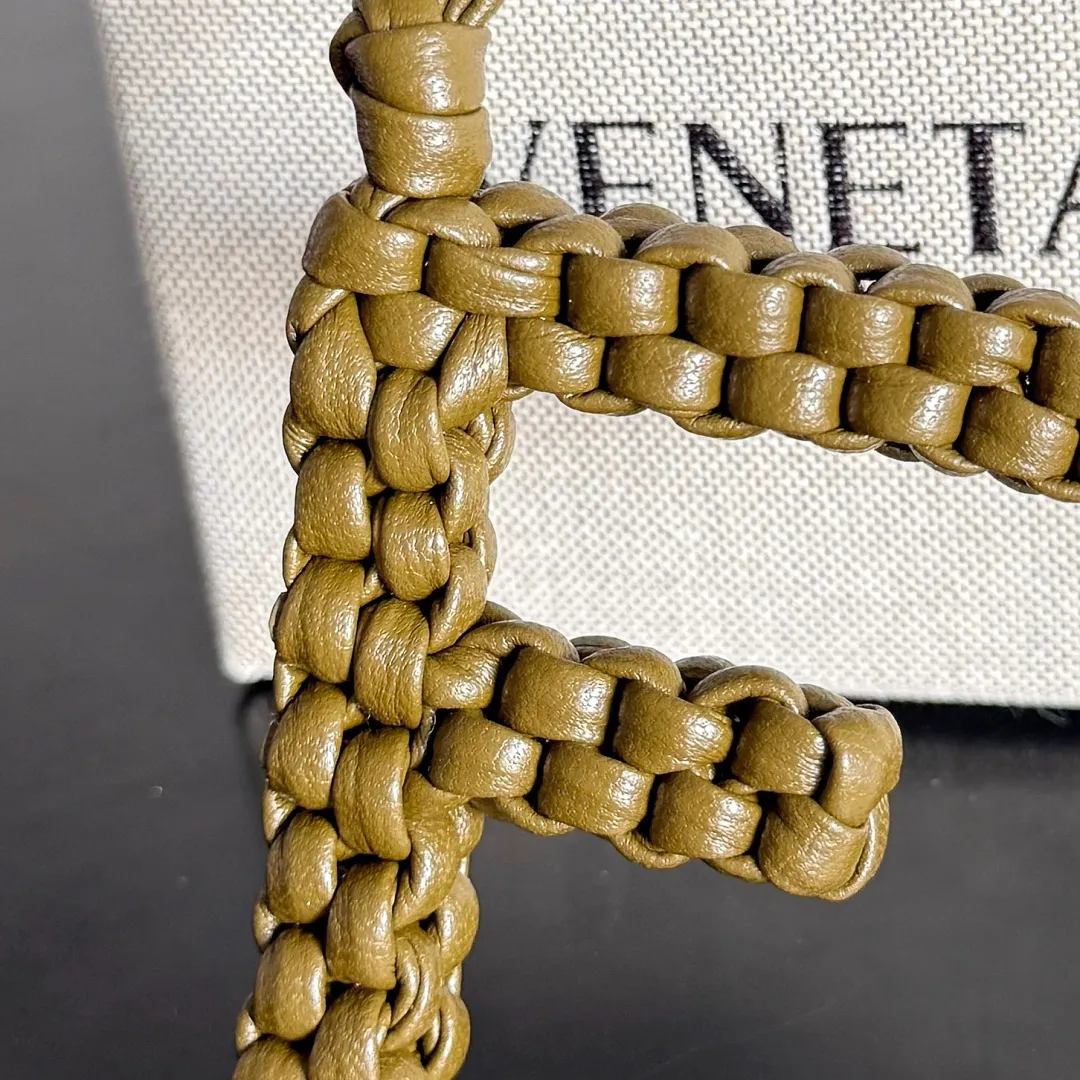 Batch 420 Let’s see what new cute little thing BV has released~ It’s this letter pendant, which is different from the puppy pendant. The weaving of this letter is more three-dimensional, and the material is very solid, and it is not easy to deform even if it is folded. Style number: F